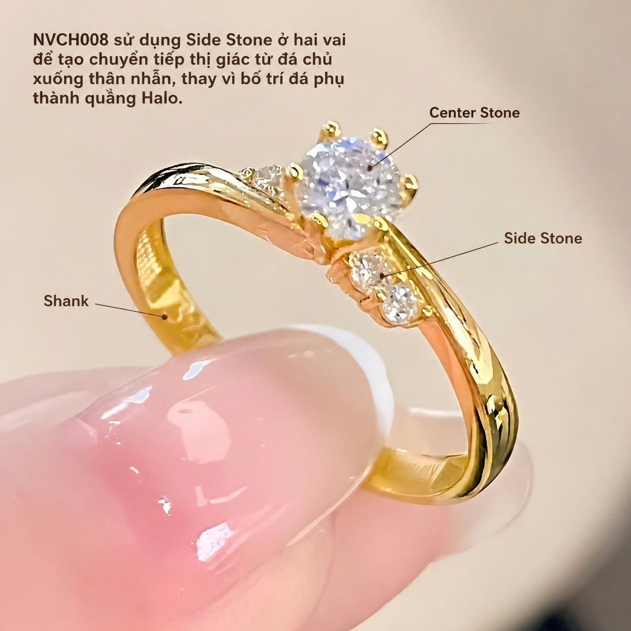 NVCH008 cho thấy đá chủ CZ tròn ở trung tâm và Side Stone tập trung ở hai bên thay vì tạo quầng Halo