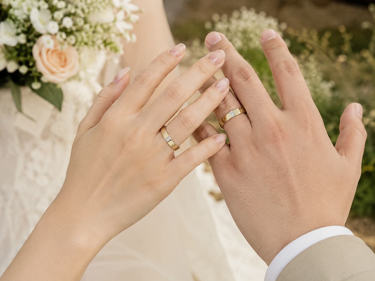 Ảnh thực tế cặp nhẫn cưới vàng 10K NVCD12 được Anh Nghĩa và Chị Uyên Nhi lựa chọn