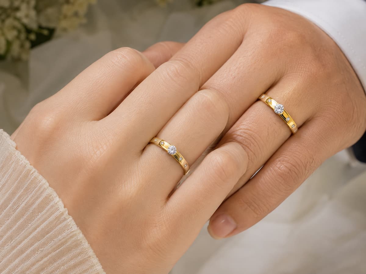 Ảnh thực tế cặp nhẫn cưới vàng 10K đính hột đá TL85 của Anh Tiến Hùng và Chị Thảo Linh