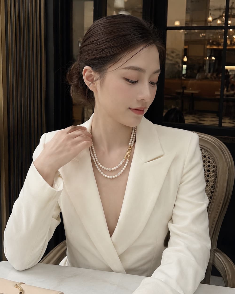 Khách hàng đeo vòng cổ ngọc trai 2 tầng VCNT193 phối blazer trắng theo phong cách old-money sang trọng