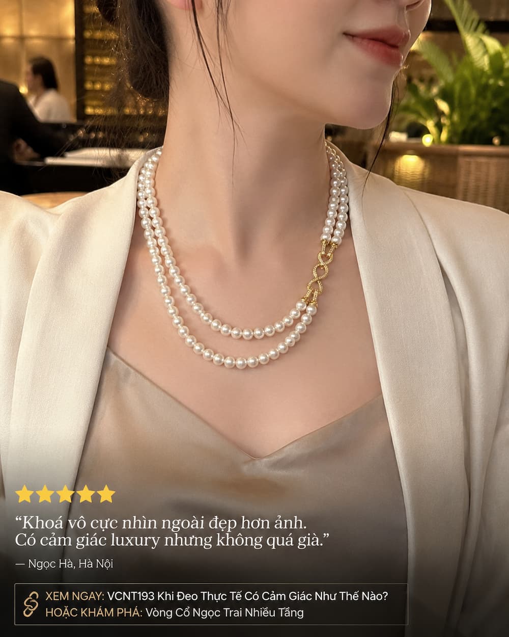 Khách hàng đeo vòng cổ ngọc trai VCNT193 với khoá vô cực xi vàng phong cách luxury feminine hiện đại