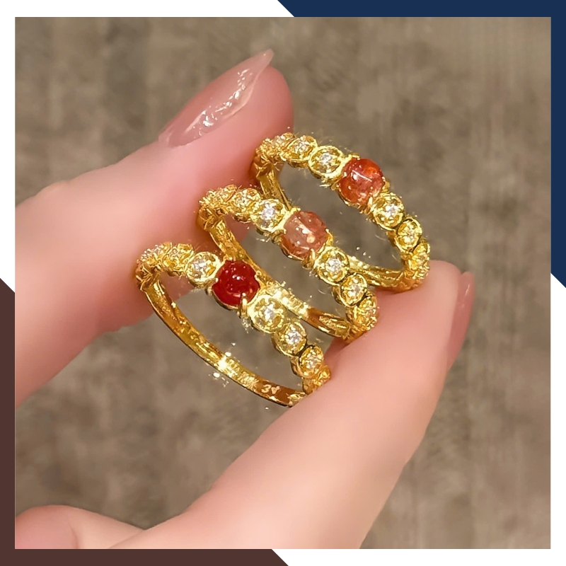 So sánh nhẫn kim tiền thiết kế tối giản với các mẫu bản lớn