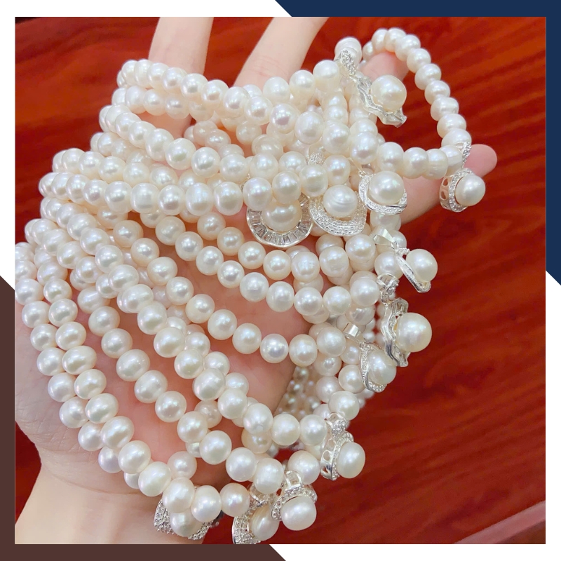 Chuỗi ngọc tròn 7–8mm tương phản với khung đá Baguette hình học