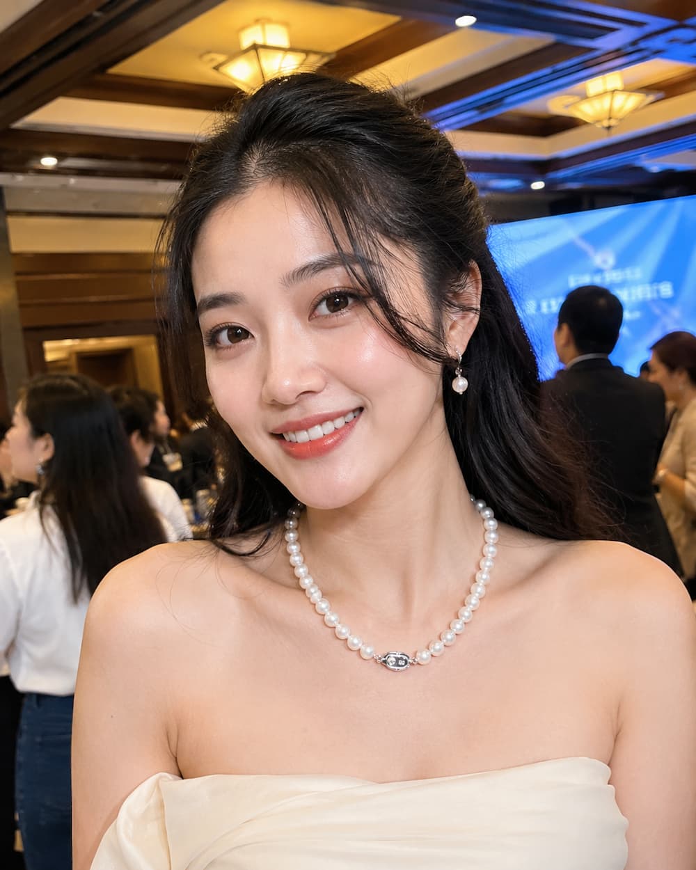 Khách hàng đeo thực tế Vòng Cổ Ngọc Trai VCNT198 trong sự kiện