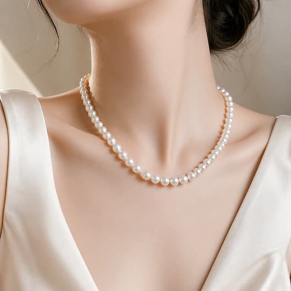 Vòng cổ ngọc trai thanh lịch phù hợp nhiều phong cách từ cổ điển đến hiện đại