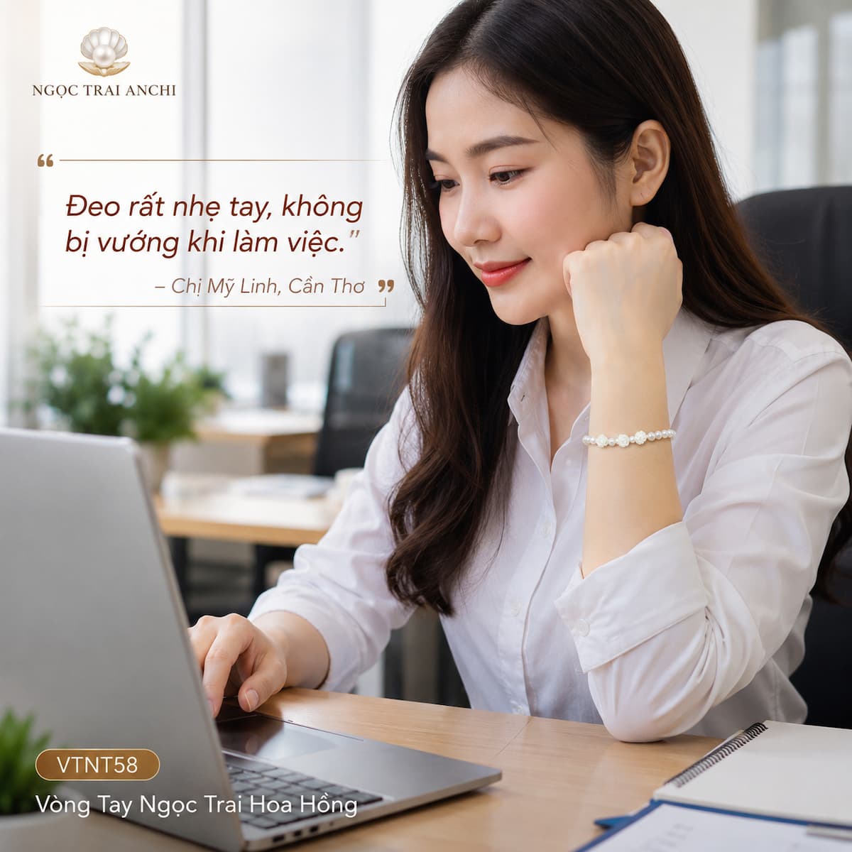 Khách hàng Mỹ Linh Cần Thơ đeo Vòng Tay Ngọc Trai Hoa Hồng VTNT58 khi làm việc văn phòng