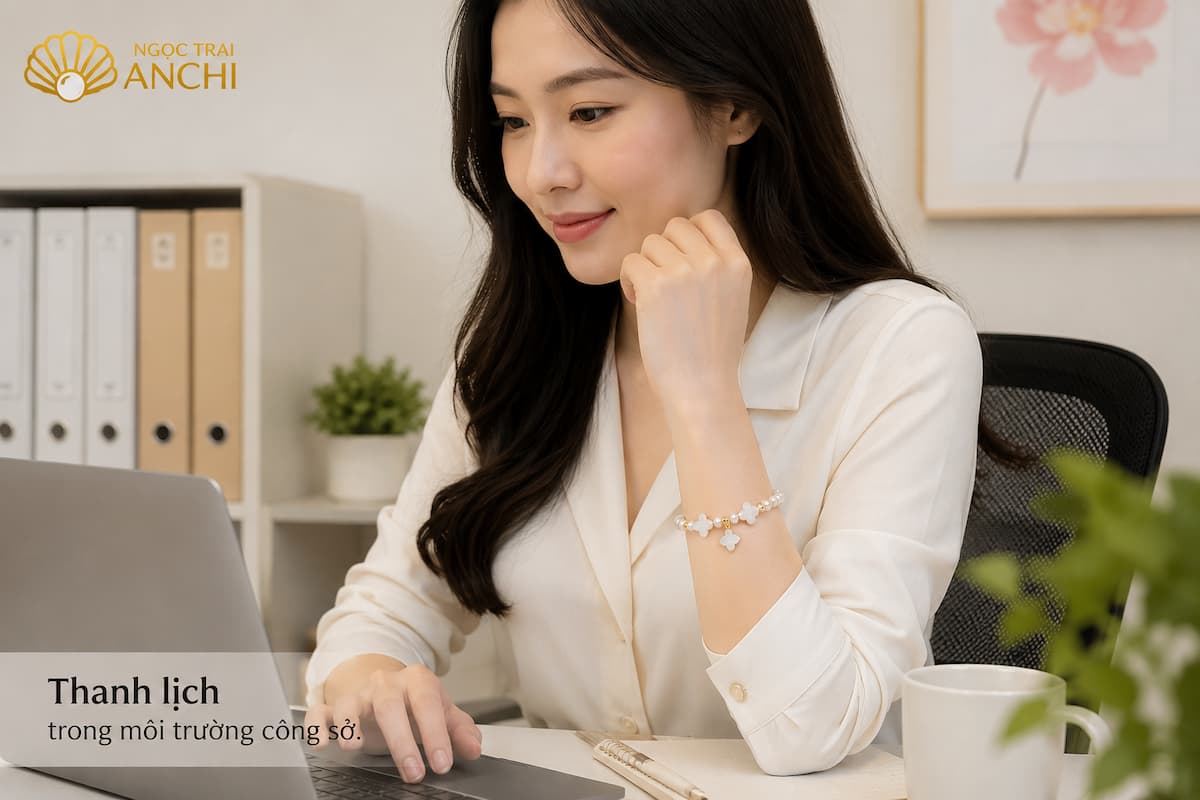 Nhân viên văn phòng đeo Vòng Tay Ngọc Trai Charm Cỏ 4 Lá Khảm Trai VTNT59