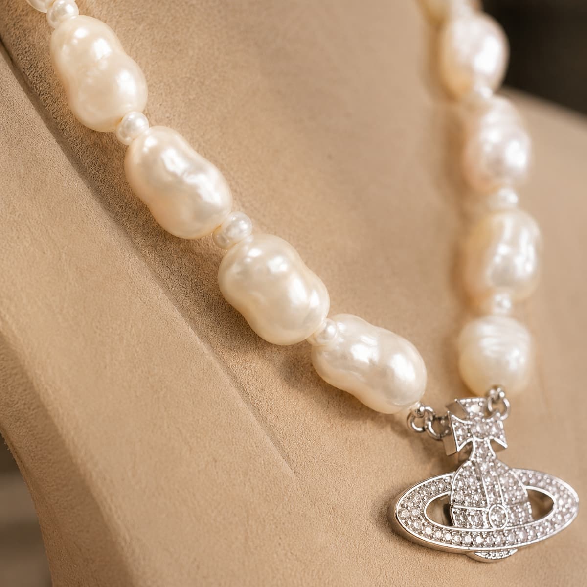 Vòng Cổ Ngọc Trai Dị VCNT192 – Fashion Pearl Hiện Đại & Mặt Địa Cầu Cá Tính