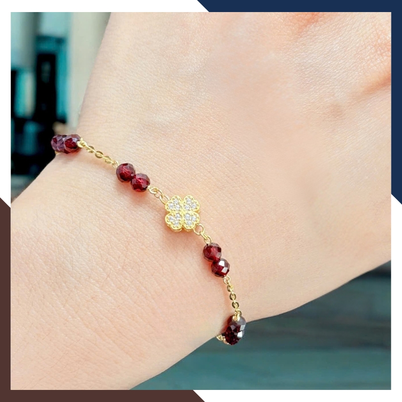 Lắc Tay Vàng 10K Mix Đá Garnet Đỏ Charm Cỏ 4 Lá May Mắn LTVN240 – Cho Nữ Mệnh Hoả