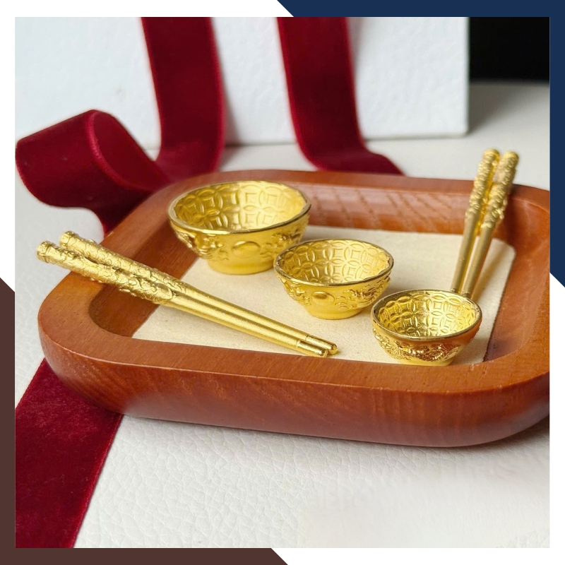 Bộ Bát Đũa Vàng Ta 24K 9999 QTV32 – Kỷ Vật Thôi Nôi Cho Bé | Ngọc Trai Anchi