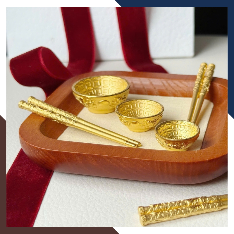 Bộ Bát Đũa Vàng Ta 24K 9999 QTV32 – Kỷ Vật Thôi Nôi Cho Bé | Ngọc Trai Anchi