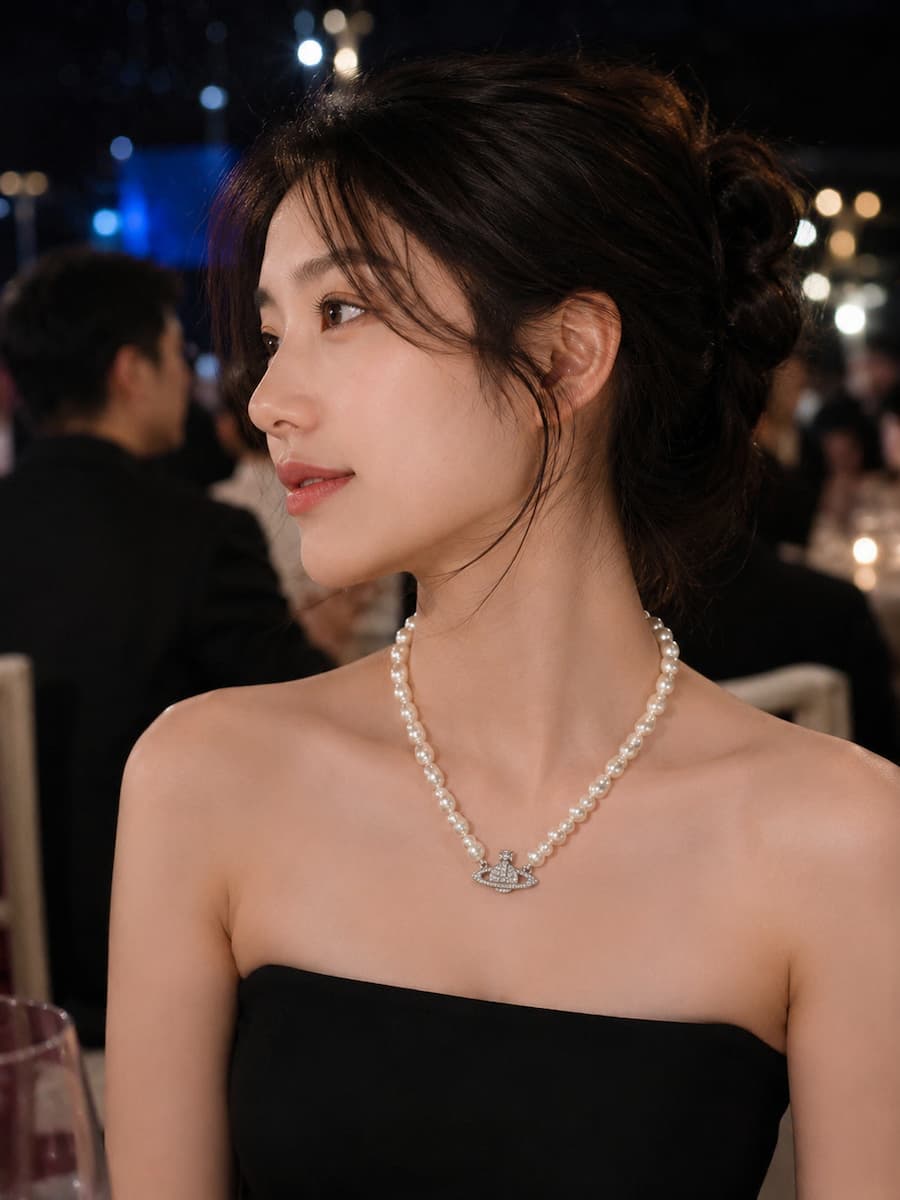 Vòng Cổ Ngọc Trai Dị VCNT192 – Fashion Pearl Hiện Đại & Mặt Địa Cầu Cá Tính