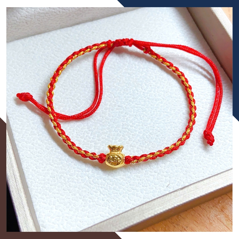 VCHV109 – Vòng Chỉ Đỏ Charm Vàng 10K Dây Rút Tết Thủ Công