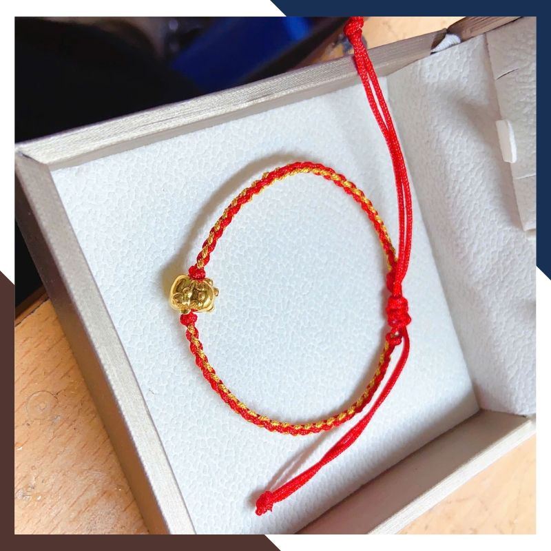 VCHV109 – Vòng Chỉ Đỏ Charm Vàng 10K Dây Rút Tết Thủ Công