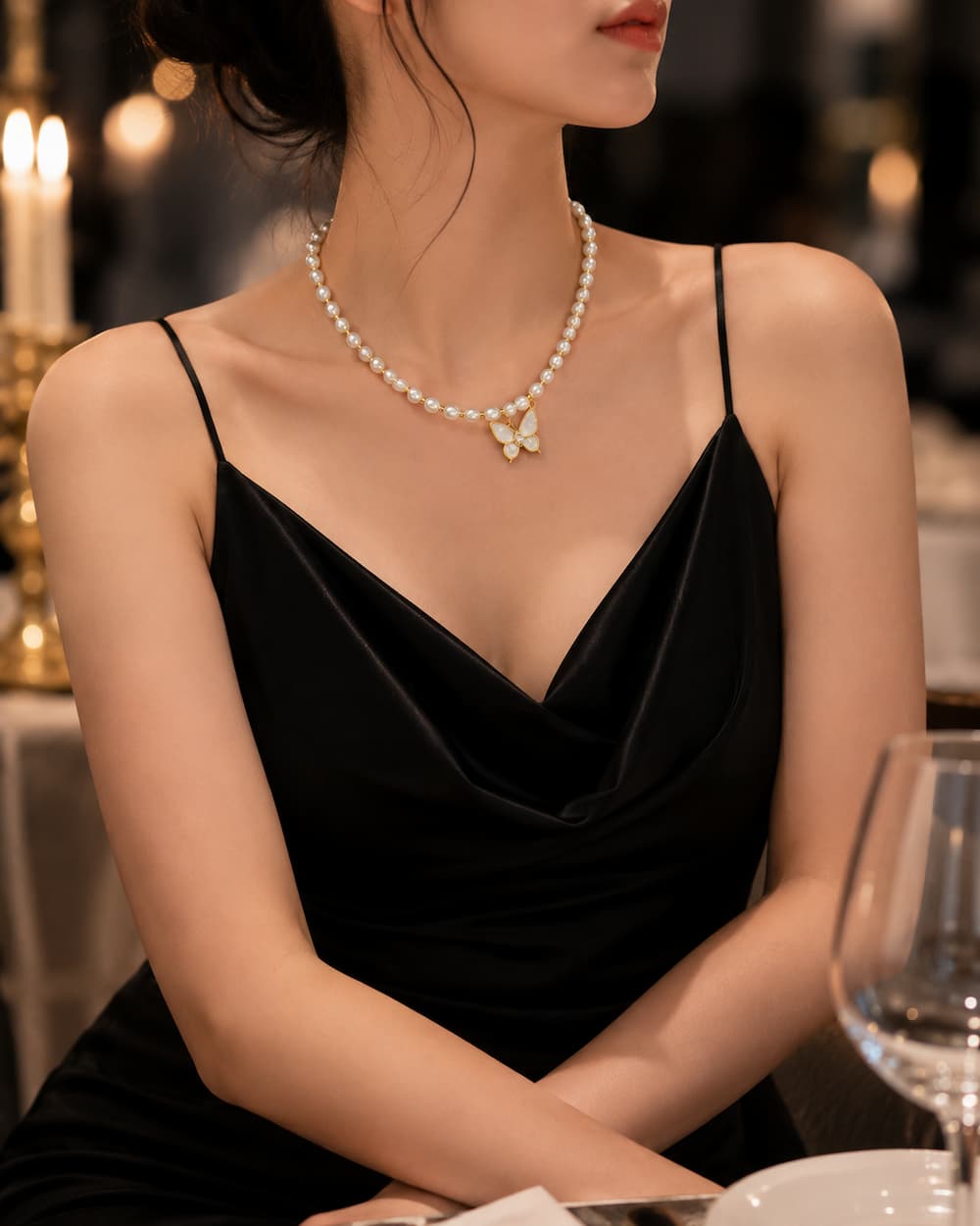 Vòng Cổ Choker Ngọc Trai VCNT195 – Feminine Luxury Với Charm Bướm Khảm Trai