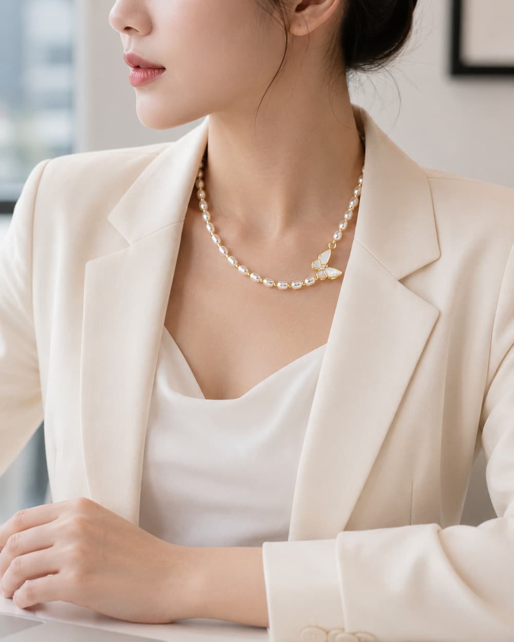 Vòng Cổ Choker Ngọc Trai VCNT195 – Feminine Luxury Với Charm Bướm Khảm Trai