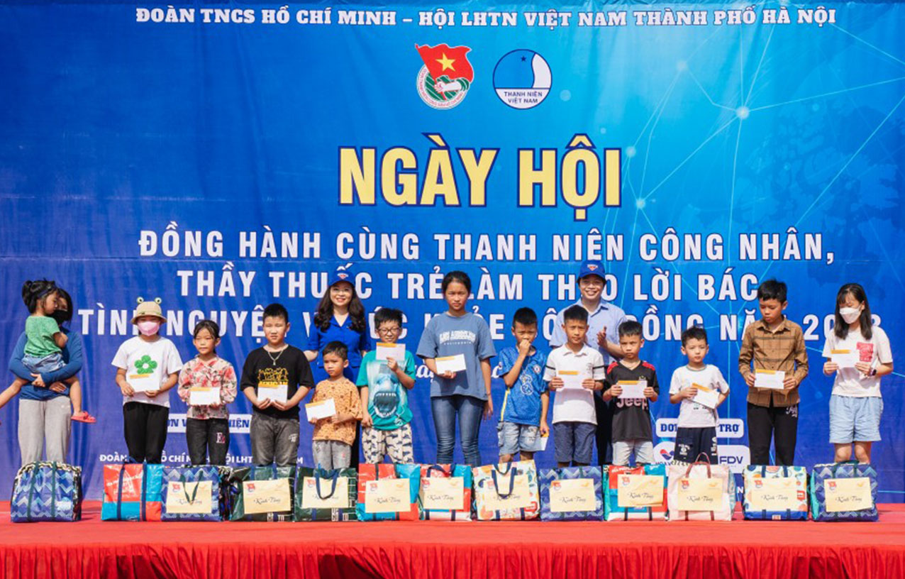 THẦY THUỐC TRẺ LÀM THEO LỜI BÁC, FDV VIỆT NAM (DƯỢC HOA VIỆT) TẶNG 700 PHẦN QUÀ