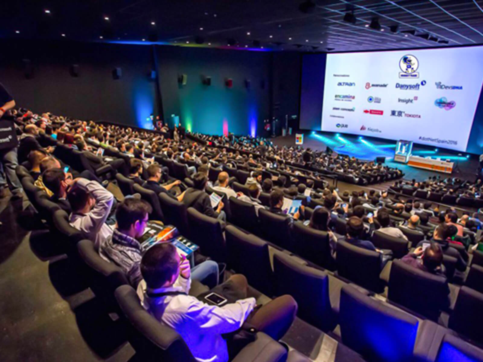 Tổ chức sự kiện nội bộ có thể bao gồm nhiều hoạt động hỏi đáp và thảo luận