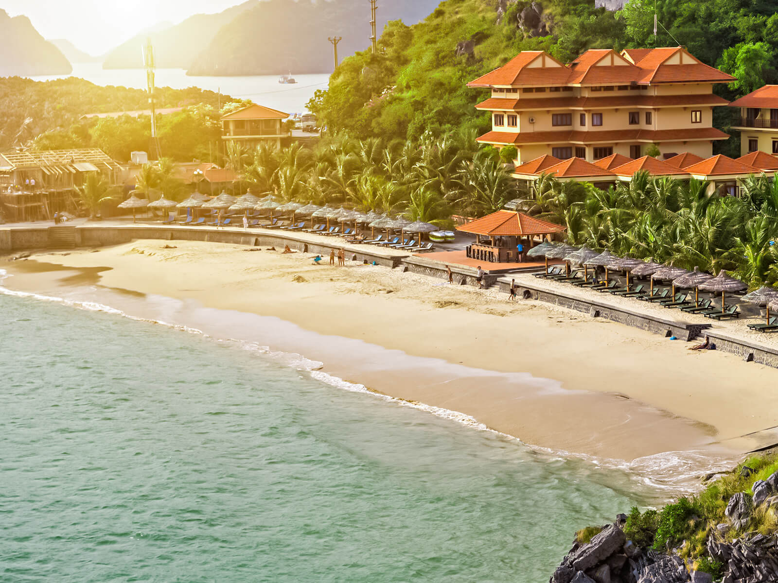 Cảnh quan bãi tắm Cát Cò rất đẹp và gây thương nhớ vô cùng 