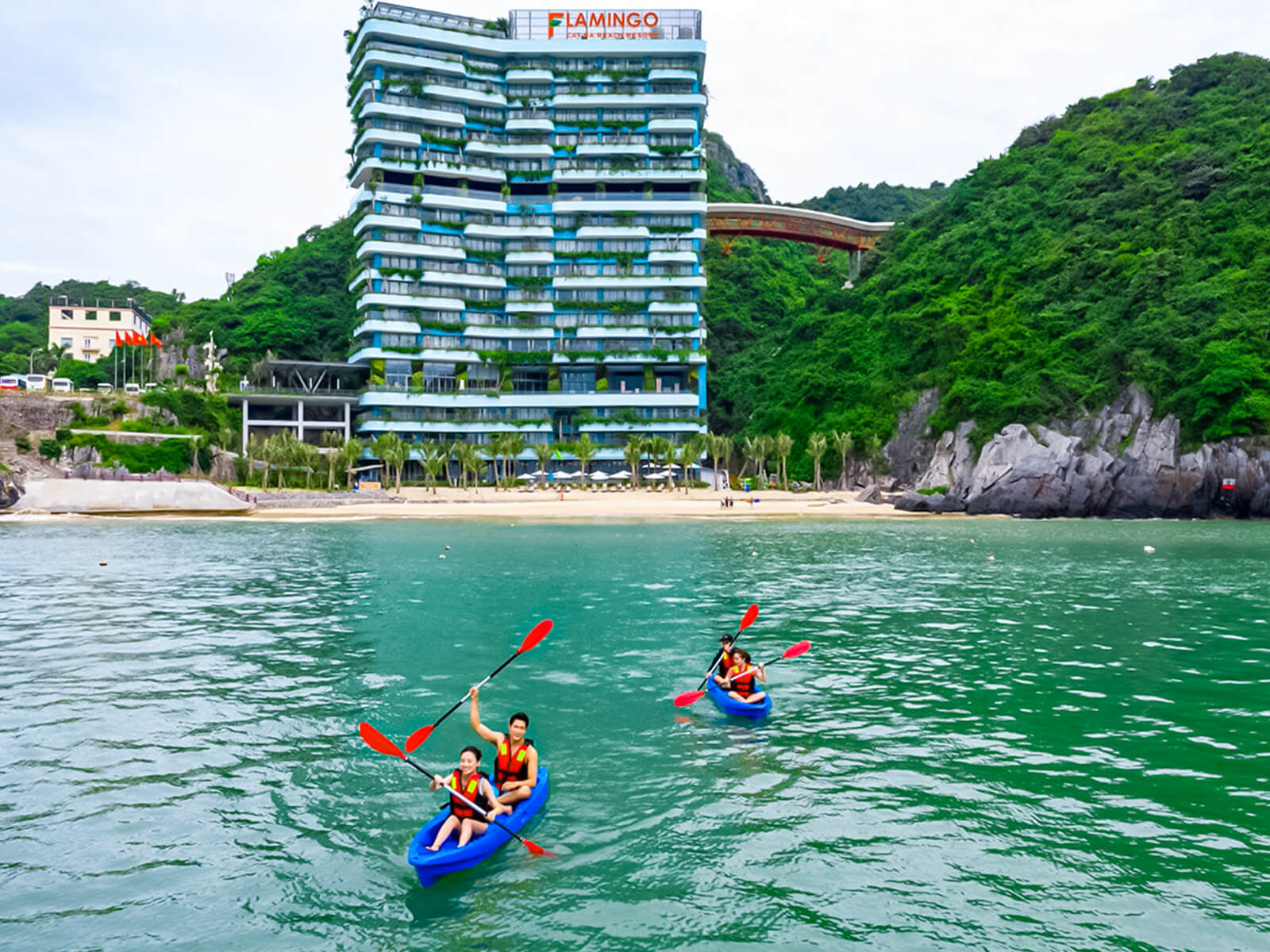 Du khách có cơ hội trải nghiệm nhiều hoạt động giải trí ngay tại Cát Cò Cát Bà