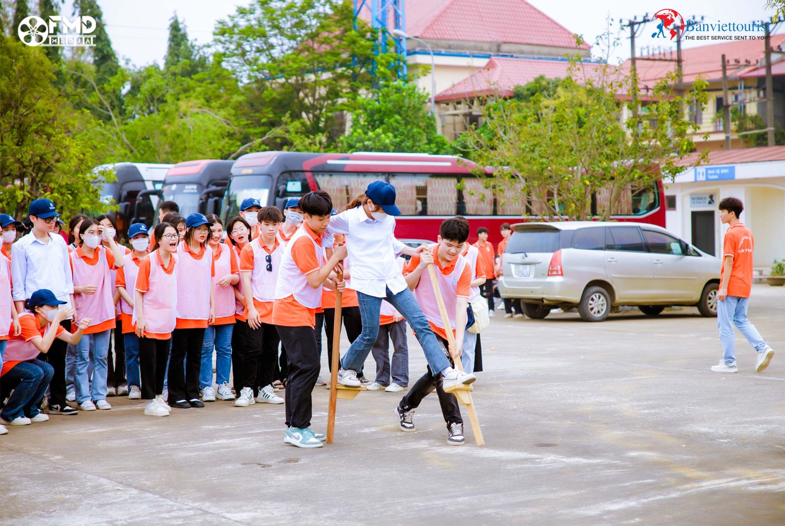 Hoạt động teambuilding trong tour trải nghiệm theo dòng lịch sử Bản Việt Tourist 