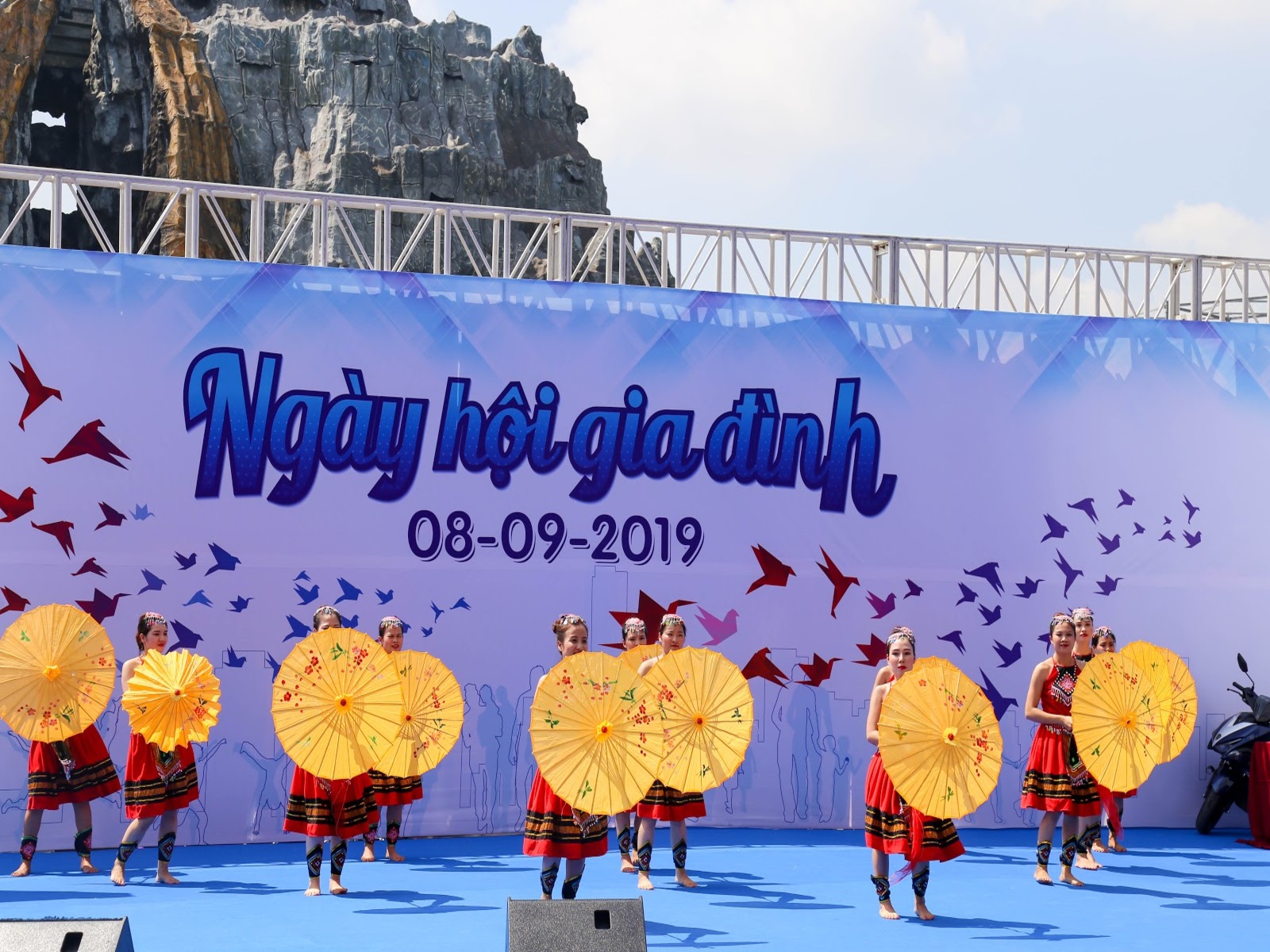 Backdrop ngày hội gia đình bằng chất liệu khác