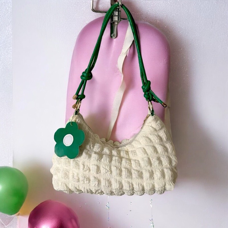 13.16 Túi xách tay, đeo vai kèm móc treo hoa 16*8*27cm