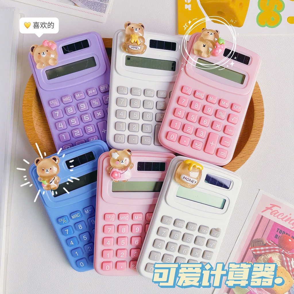 Máy tính cầm tay màu macaron gắn charm gấu bơ 10x6cm