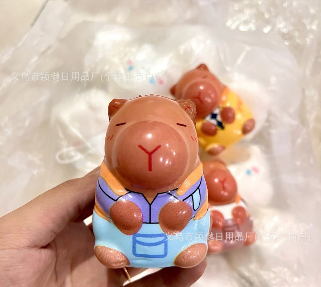 Đồ chơii b.óp đàn hồi hình Capyybara mặc quần áo 7cm