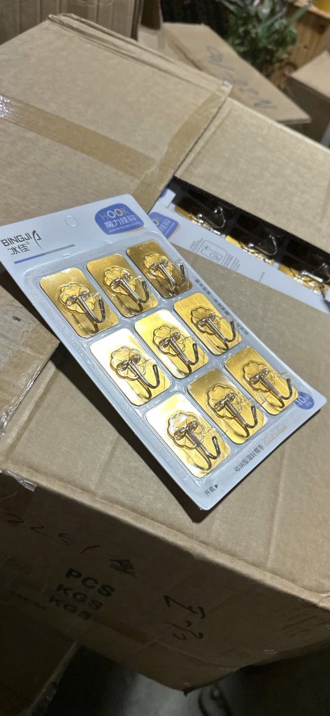 CT1. Vỉ 9 móc dán tường