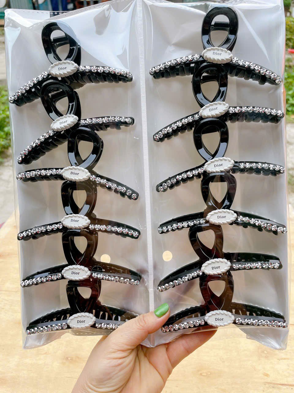 T2. Kẹp tóc chéo đen đính đá