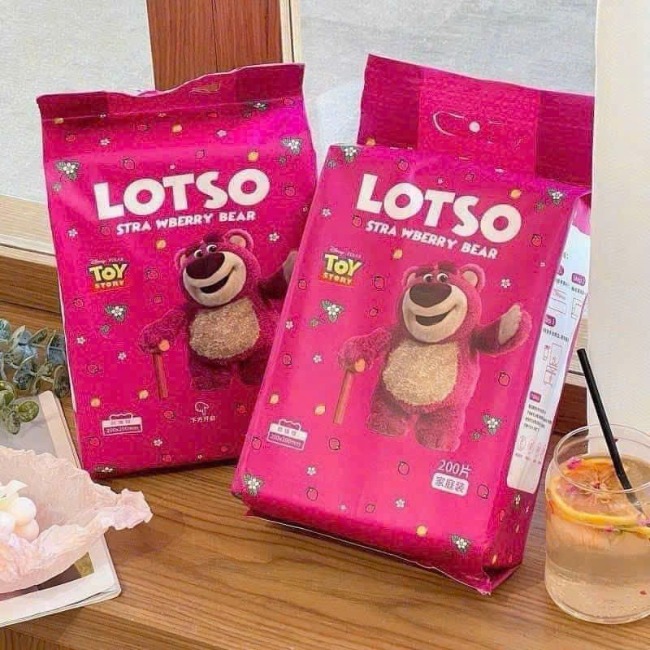 Bịch 200 tờ Giấy Rút Treo Tường Gấu Dâu Lotso 20x20cm