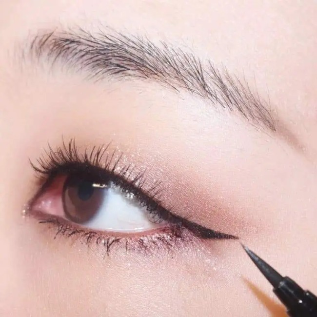 Bút Kẻ Mắt Dạ Đen Không Trôi, Không Lem, Không Nhòe Mistine Super Black Eyeliner 1g
