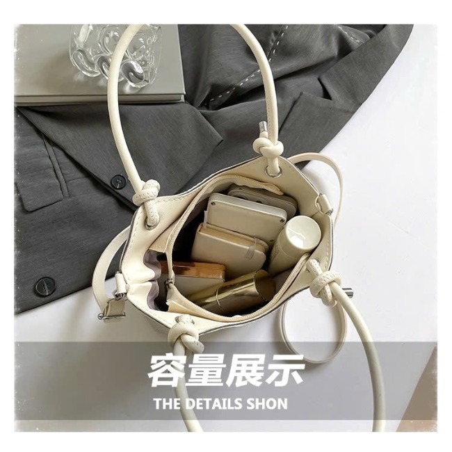 B7.3 Túi xách tay, đeo vai thêu chữ Min Min 22*17*9cm