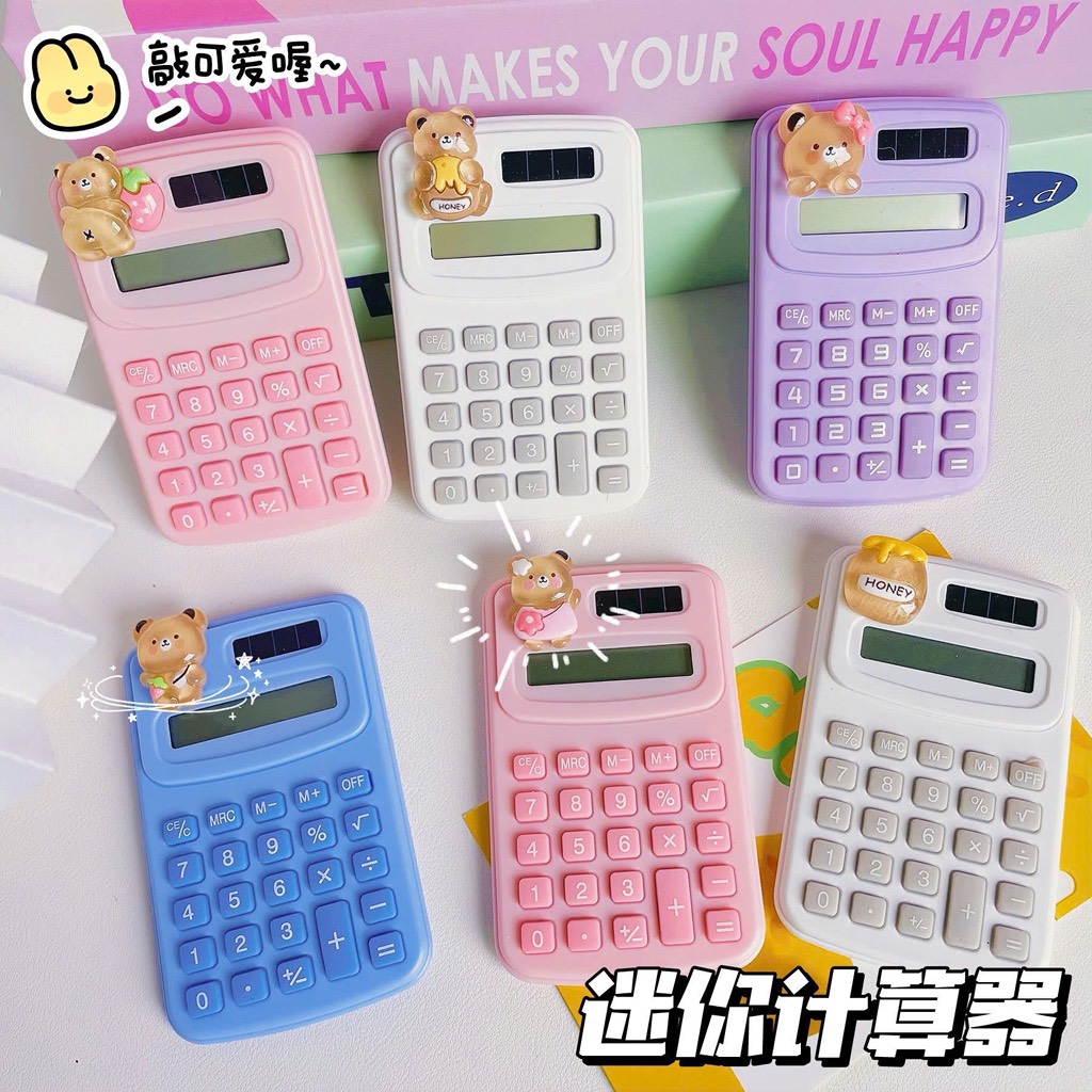 Máy tính cầm tay màu macaron gắn charm gấu bơ 10x6cm