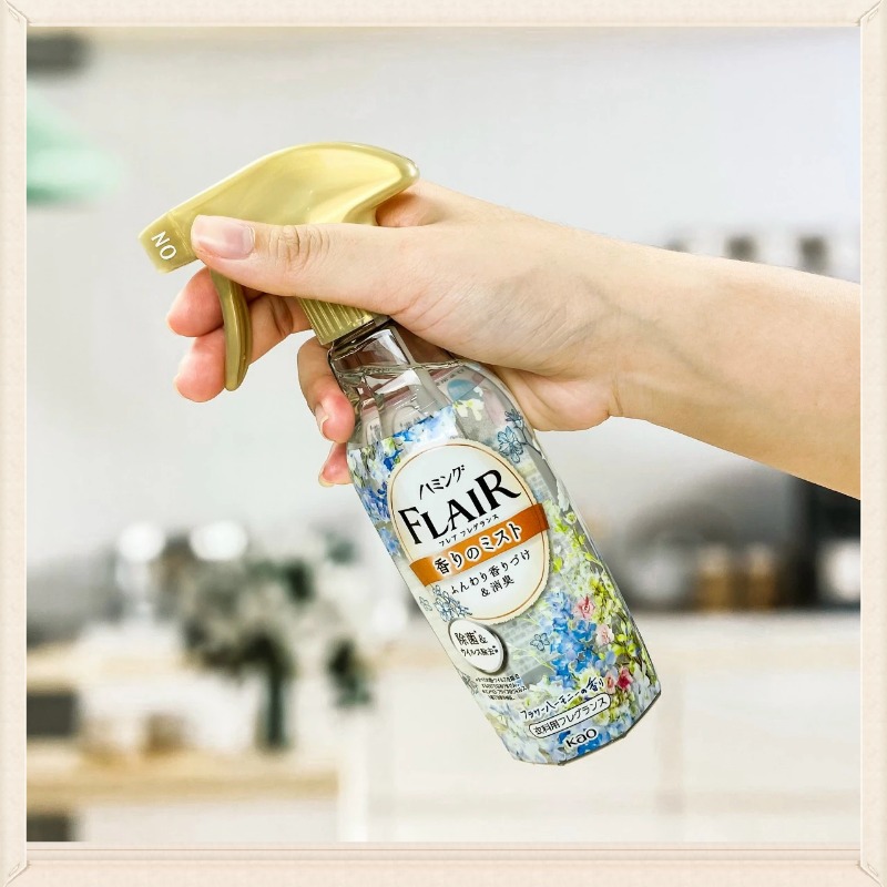 Xịt Thơm Và Làm Phẳng Quần Áo Kao Mùi Hương Hoa 270ml