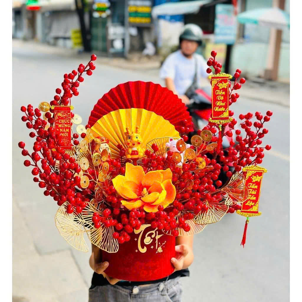 Cành đào đông đỏ trang trí tết