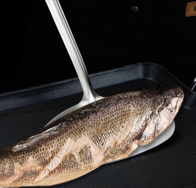 Sạn lật đồ ăn dài 36cm (phần rãnh lật cá: 19x9cm)