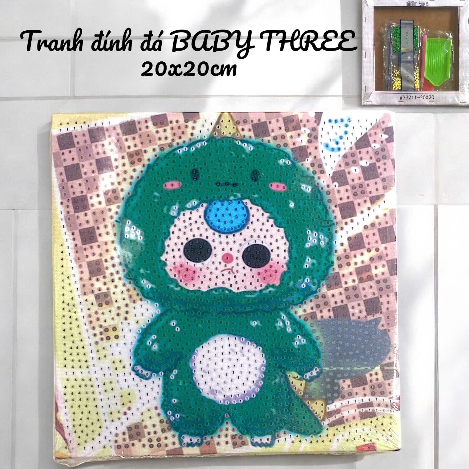 Tranh đính đ.á..BABY THREE khung gỗ, size 20x20cm kèm màu