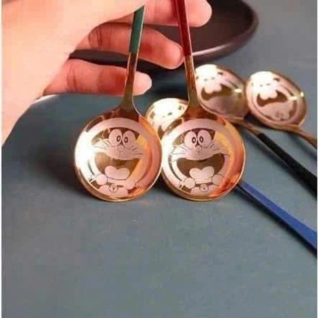 B1. Set 5 Thìa Inox Mạ Vàng Cán Dài Khắc Hình Doraemon 16cm (ngẫu nhiên)