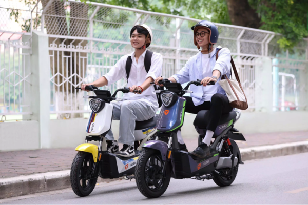 Học sinh 12 tuổi đi xe đạp điện đến trường nên đội mũ bảo hiểm 