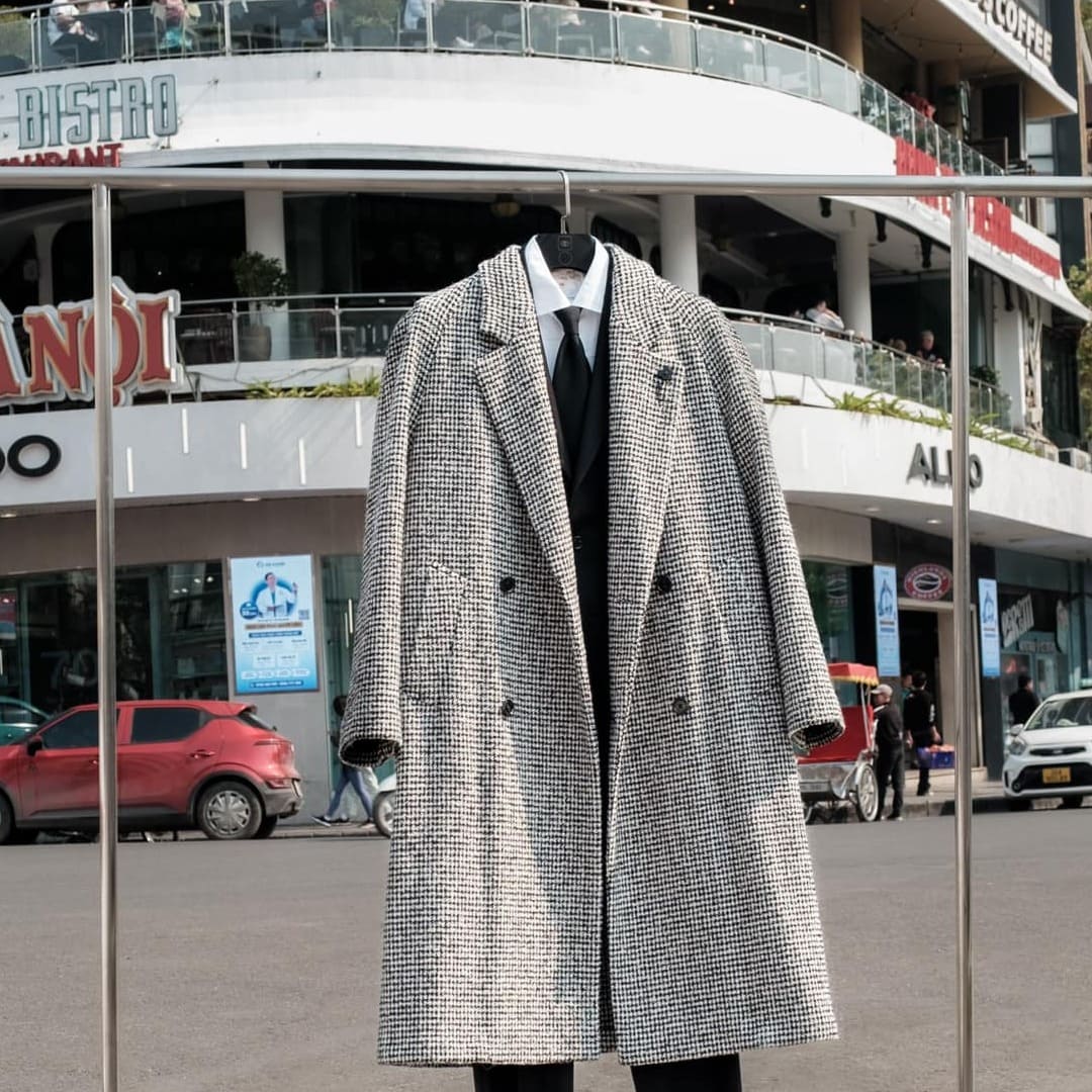 The gentleman strolls as the year leaves