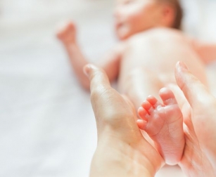 Massage Huyệt dũng tuyền hỗ trợ giảm cơn ho cho bé