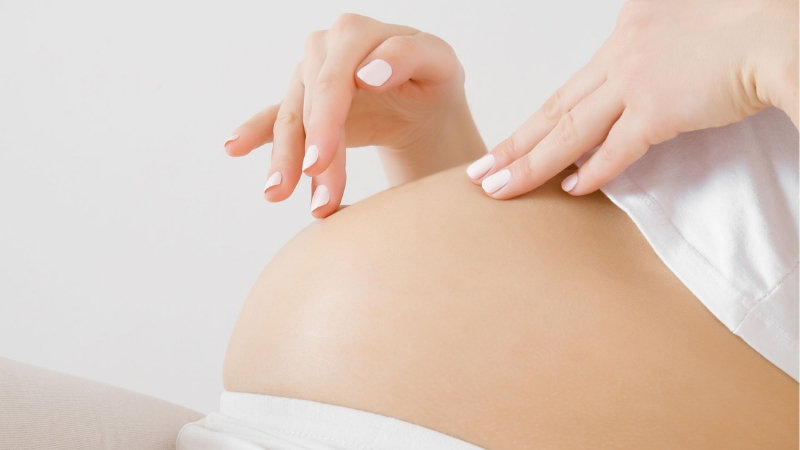 cách thoa dầu dừa trị rạn da bà bầu nhẹ nhàng trong ba tháng cuối