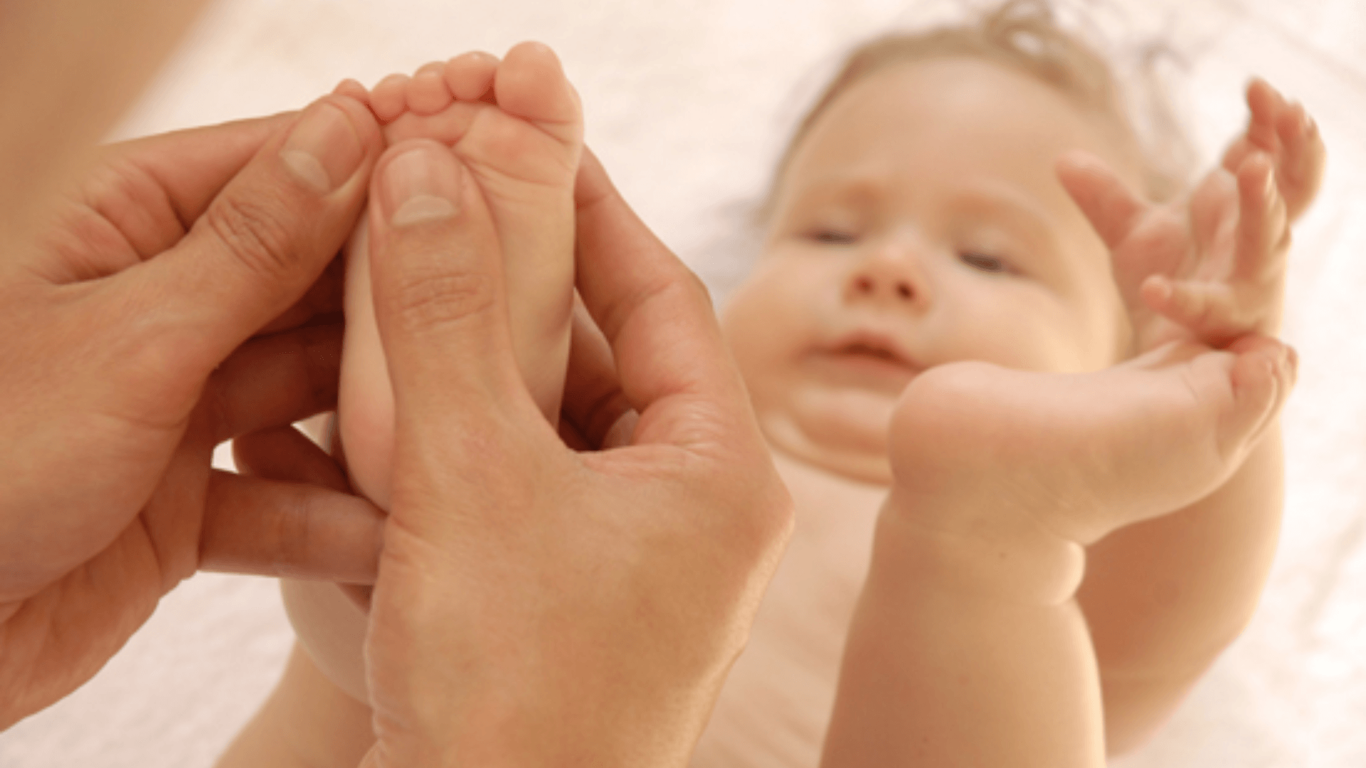 Massage chân cho bé giúp bé ngủ ngon