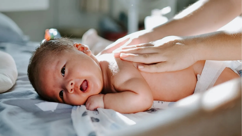 Thử nghiệm kích ứng da với dầu dừa nguyên chất cho bé