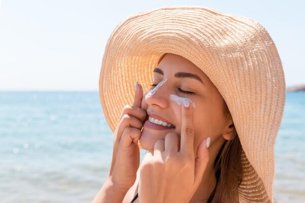 Bật mí kiến thức về kem chống nắng dưới góc nhìn của Bác sĩ Bật mí kiến thức về kem chống nắng dưới góc nhìn của Bác sĩ