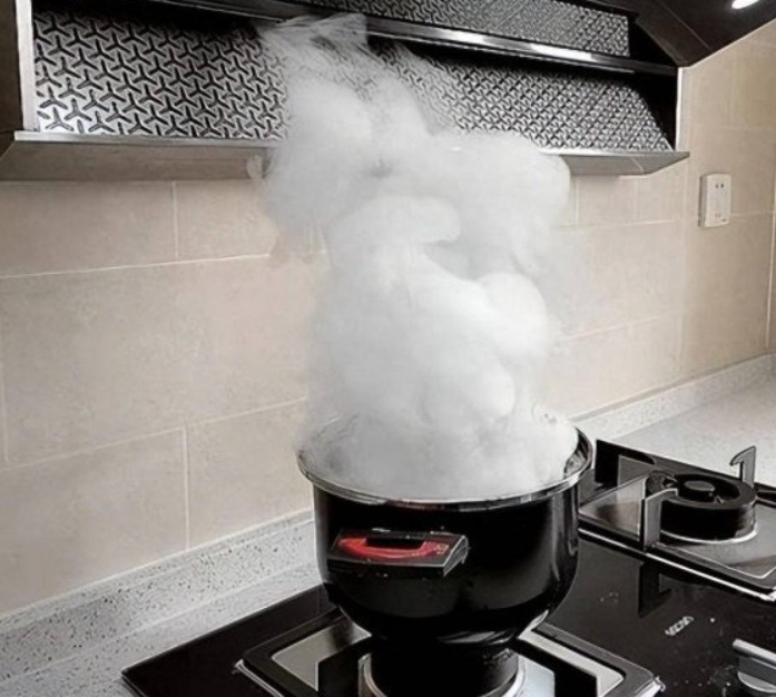 Tại sao nhà bếp vẫn đầy khói dầu ngay cả khi đã bật máy hút mùi?