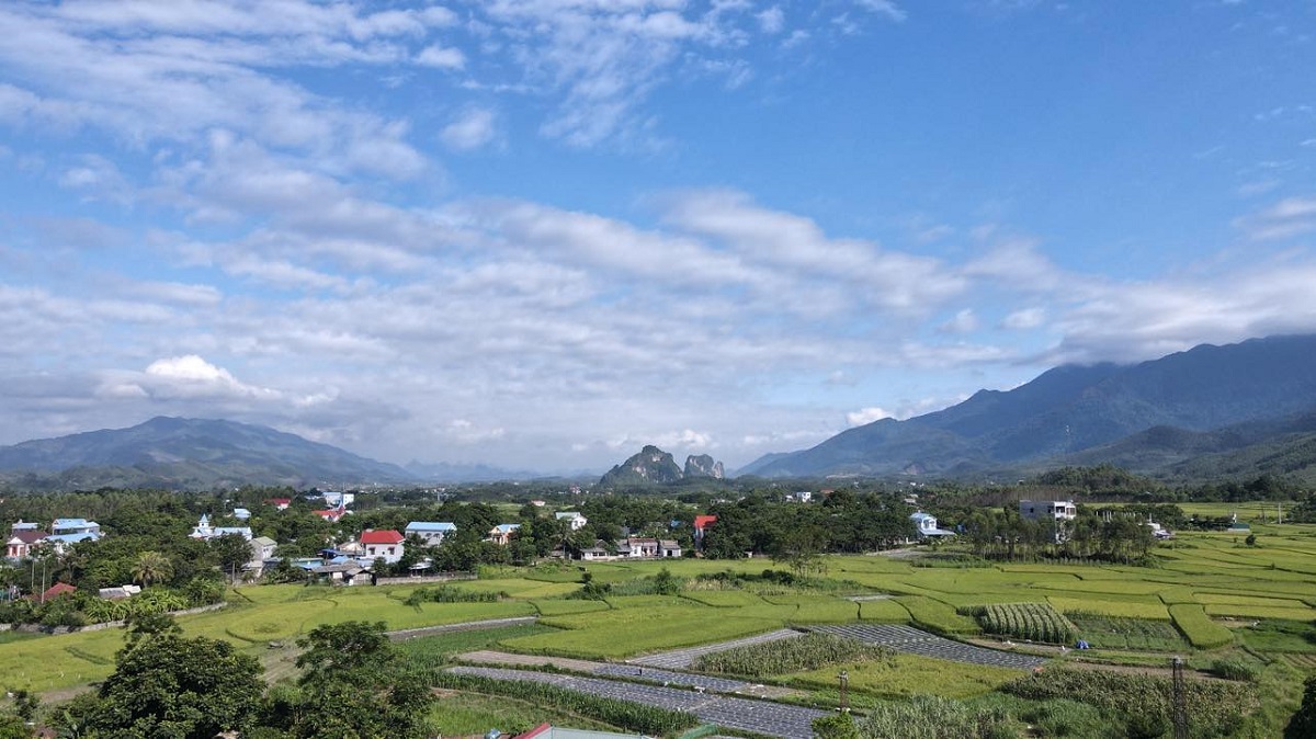 Phía bên kia chân đồi – nơi có khoảng trời rực rỡ.