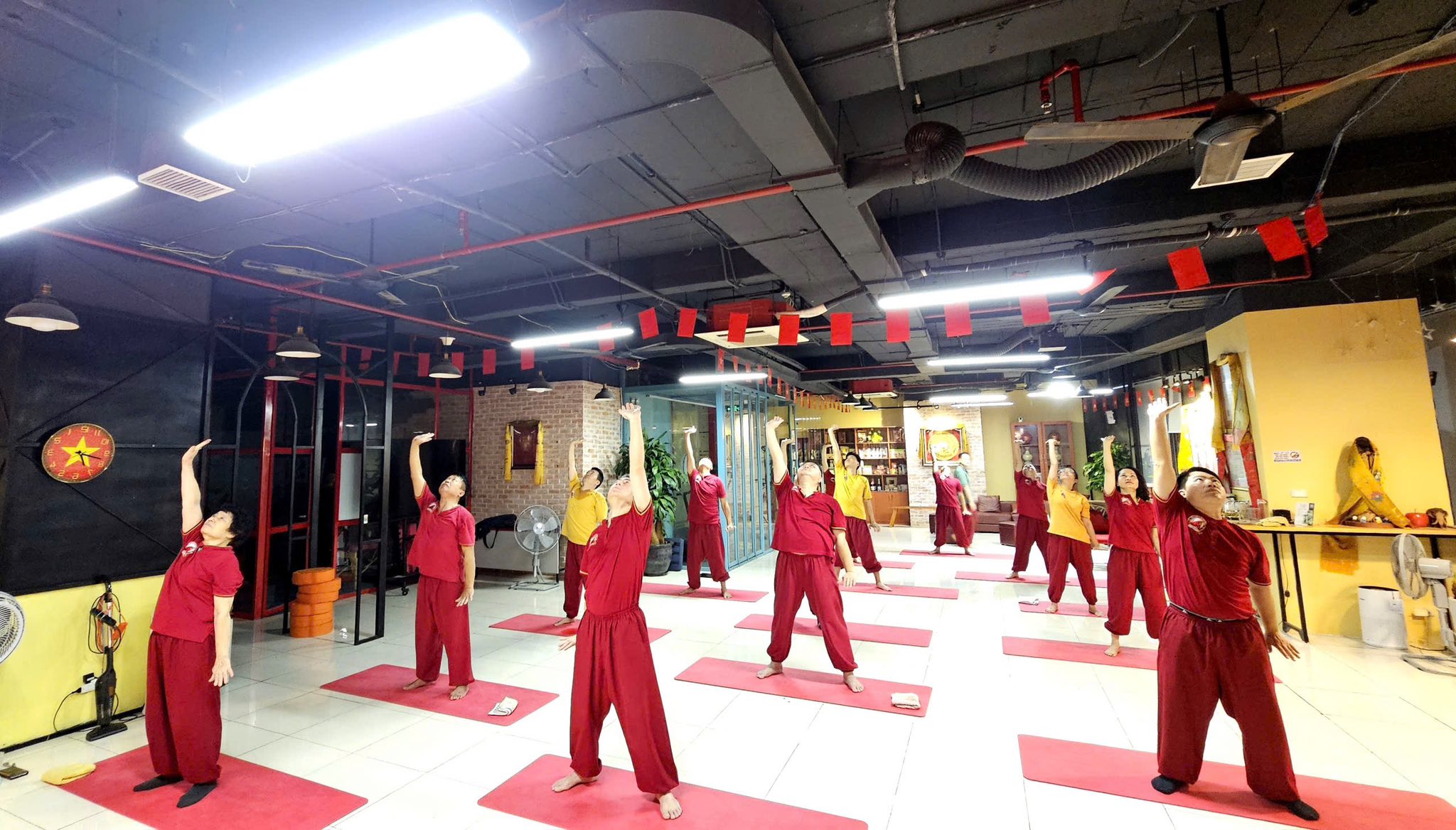 Trong lúc thời tiết “trở chứng”, hãy dành vài chục phút mỗi ngày để tập khí công